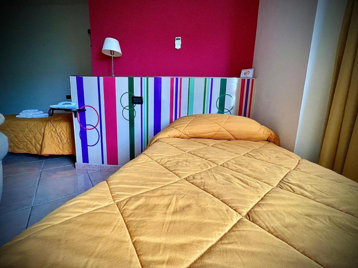 Hotel Le Ceramiche モンタルト・ウッフーゴ エクステリア 写真